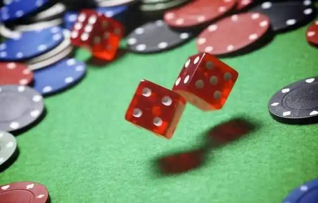 Pengalaman bermain live casino interaktif secara mobile di hobi77